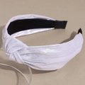 Nahaufnahme des hellvioletten metallischen Knotenstirnbands mit plissierter Textur und Futter - Hellsilber