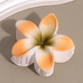Vue détaillée d'une pince à cheveux mate en forme de fleur de frangipanier blanc et jaune - Lys Orange Étamine Verte