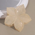 Nahaufnahme der beige Plumeria Haarklammer mit buntem Glitzer auf weißem Tablett - Sakura Beige