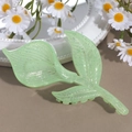 Details einer hellgrünen Haarklammer mit Glitzer und lichtdurchlässiger Blattstruktur - Calla Lilie Grün
