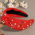 Diadema ancha roja con nudo, perlas, pedrería y dijes LOVE para el día de San Valentín - Rojo