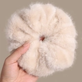 Détail de la texture en peluche beige douce sur ce grand chouchou élastique pour cheveux - Beige