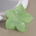 Makroaufnahme der mintgrünen Glitzer-Blüten-Haarklammer mit polierten Acryl-Blütenblättern - Sakura Grün