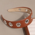 Détail d'un serre-tête en cuir PU marron avec œillets métalliques et doublure douce - Couleur caramel