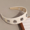 Dettaglio del cerchietto in pelle PU crema con grandi occhielli in metallo argento stile punk - Beige