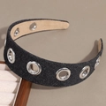 Detalle de una diadema de tela vaquera oscura con ojales metálicos de estilo punk - Negro