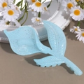 Detailansicht der hellblauen Glitzer-Blumen-Haarklammer im Calla-Lilien-Design - Calla Lilie Blau