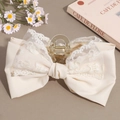 Dettaglio di un fermaglio per capelli a fiocco crema con pizzo e molla dorata - Beige (Clip di Base 13cm)