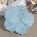 Detailansicht der hellblauen Glitzer-Blumen-Haarklammer mit silbernem Schimmereffekt - Kohlrose Blau