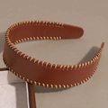 Minimalistische brede bruine leren hoofdband met beige stiksels en boho-stijl - Bruin