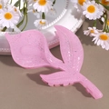 Detailaufnahme einer Haarklammer mit glitzernden rosa Blütenblättern und Blattstrukturen - Rosa Calla-Lilie