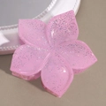 Detailansicht der rosa Glitzer-Blumen-Haarklammer mit funkelnden Pailletten auf Perlenteller - Sakura Rosa