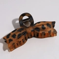 Detailansicht einer großen Haarklammer mit Schildpatt-Schleife und Metallfeder-Mechanismus - Leopardenmuster