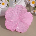 Detailaufnahme der hellrosa glitzernden Blumen-Haarklammer auf einem weißen Ziertablett - Rollblume Rosa