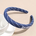 Primer plano detallado de diadema de tela a rayas azules con etiqueta hello en una taza - Rayas Azul Marino