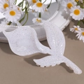 Detailaufnahme der weißen Haarspange mit Glitzereffekt in eleganter Blütenform - Calla Lilie Weiß