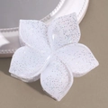 Makroaufnahme einer weißen Blumen-Haarklammer mit farbigem Glitzer und fünf Blütenblättern - Sakura Weiß