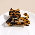 Détail de la pince à cheveux chat en écaille avec strass brillants sur assiette en céramique - Chat Léopard