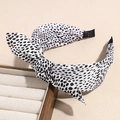 Dettaglio di cerchietto retrò con fiocco, motivo a pietre bianco e nero e pettine antiscivolo - Leopardo Piccolo Bianco
