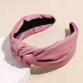 Detailansicht des staubrosa Kunstleder-Haarreifens mit Knotendesign und weicher Wildlederkante - Koreanisches Rosa