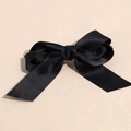 Detailansicht der schwarzen Haarklammer mit Schleife und eleganter doppelter Satinstruktur - Schwarz