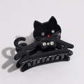 Dettaglio di un fermaglio per capelli a gatto nero con strass colorati e finitura lucida - Gatto Nero