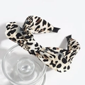 Dettaglio del cerchietto leopardato con fiocco e punte antiscivolo in tessuto morbido - Leopardo Grande Beige