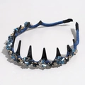 Detalle de la diadema de terciopelo azul con púas oscuras y cristales brillantes - Azul marino