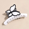 Dettaglio di un fermaglio per capelli a farfalla con finitura bicolore nero e bianco - Farfalla Bianco