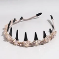 Serre-tête en cristal rose avec dents noires et diamants étincelants sur fond blanc - Rose Clair