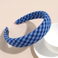 Detail eines blauen karierten Stoff-Haarreifens mit handgemachtem Etikett - Königsblau Kariert