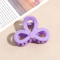 Detail einer kleinen lila Blumen-Haarklammer mit silberner Marmortextur und Metallfeder - Schleife / Lila