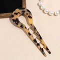 Detail of elegant acetate U-shaped hair fork with vintage tortoiseshell texture and pattern - Light Leopard