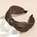 Dettaglio del cerchietto in raso marrone scuro con nodo incrociato e fibbia in cristallo nero - Marrone