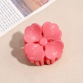 Detailaufnahme einer kleinen rosa Blumen-Haarklammer mit silberner Marmorstruktur - Blume / Dunkelrosa