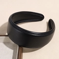 Detailweergave van de stiksels en textuur op een gewatteerde zwarte leren hoofdband dames - Glad Lederen Stijl / Glad Zwart