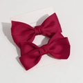 Set mit zwei burgunderroten Satin-Haarschleifen-Clips auf einer weißen Displaykarte - Weinrot