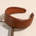Detailweergave van de donkerbruine lederen hoofdband met verfijnde stiksels en vulling - Glad Lederen Stijl / Effen Bruin