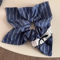 Marineblauer gestreifter Haargummi mit weißer Spitze und schwarzer Schleife Detail - Dunkelblau Gestreifter Stil