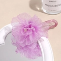 Vista dettagliata del fermaglio per capelli a fiore in organza viola con petali fini - Fiore in organza / Viola