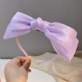 Détail d'un serre-tête avec nœud violet en organza nacré au fini soyeux élégant - Violet