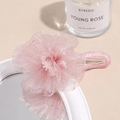 Dettaglio della molletta per capelli a fiore in organza rosa con petali 3D stratificati - Fiore in organza / Rosa