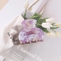 Dettaglio di elegante molletta per capelli in marmo viola su tessuto bianco con tulipani - Stile Marmo Viola / Viola Chiaro