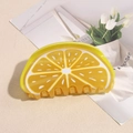 Détail d'une pince à cheveux mignonne en forme de citron avec motif de fruit jaune translucide - Citron