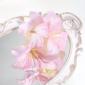 Detailaufnahme einer 3D-Lilien-Haarklammer in Rosa auf einem antiken Spiegelgehäuse - Rosa