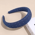 Detailaufnahme von dunkelblauem Knotenstirnband mit glitzernden silbernen Strasssteinen - Dunkelblau