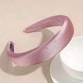 Detalle de diadema de satén rosa acolchada con cristales y etiqueta hecha a mano - Rosa oscuro