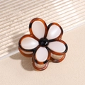 Detail van de bloem haarclip met parelmoer afwerking en schildpadpatroon details - Wit