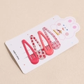 Detailset van 4 druppelvormige haarspeldjes met aardbei- en ruitpatroon op displaykaart - Set Donkerroze Aardbeienprint