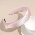 Detalle de diadema de satén rosa con diamantes de imitación y diseño acolchado - Rosa Claro